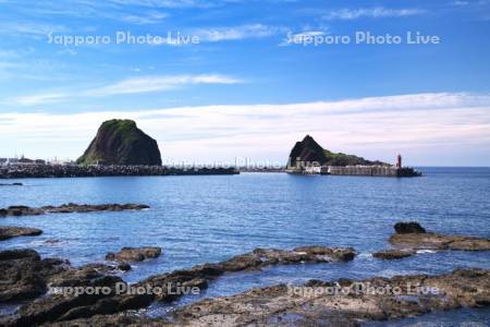 オロンコ岩(左)と三角岩(右)とオホーツク海