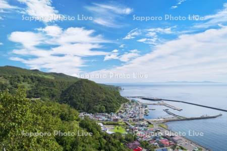 羅臼漁港と羅臼市街地と国後島