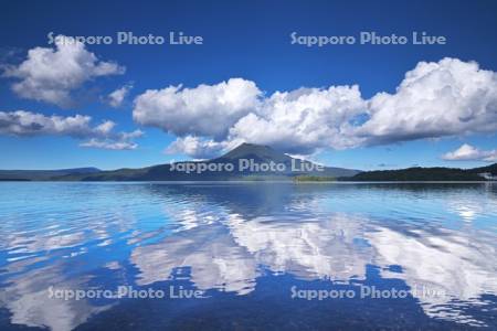 阿寒湖と雄阿寒岳と雲