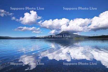 阿寒湖と雄阿寒岳と雲