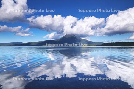 阿寒湖と雄阿寒岳と雲