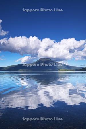 阿寒湖と雄阿寒岳と雲