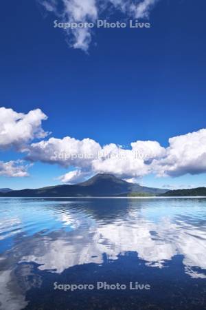 阿寒湖と雄阿寒岳と雲