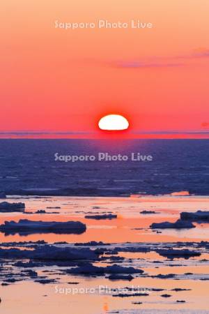 日の出岬の日の出と流氷とオホーツク海