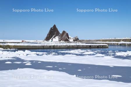三角岩とウトロ港の流氷