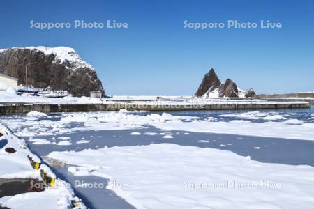 オロンコ岩と三角岩とウトロ港の流氷