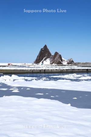 三角岩とウトロ港の流氷