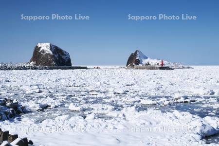 オロンコ岩と三角岩とオホーツク海の流氷