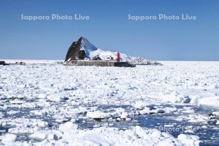 三角岩とオホーツク海の流氷