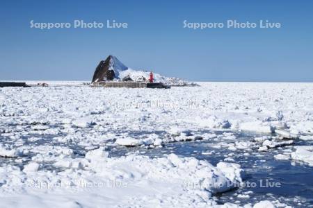 三角岩とオホーツク海の流氷