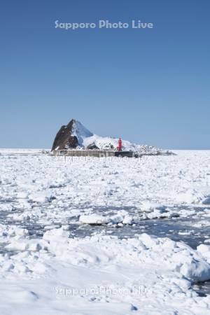 三角岩とオホーツク海の流氷