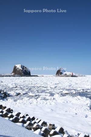 オロンコ岩と三角岩とオホーツク海の流氷