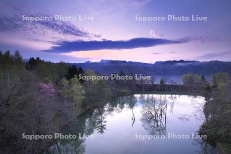 夕張川（シューパロ湖）と夕張山地の朝