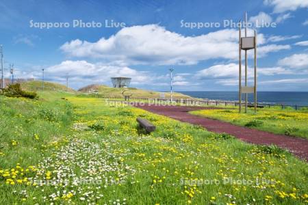 日の出岬と日の出岬展望台ラ・ルーナとオホーツク海