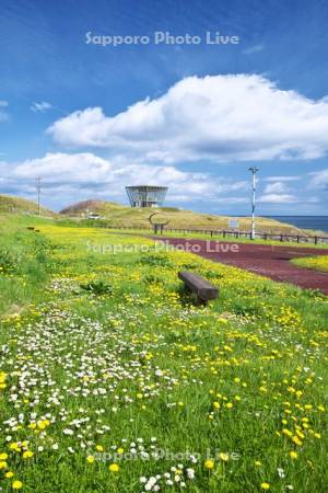 日の出岬と日の出岬展望台ラ・ルーナとオホーツク海