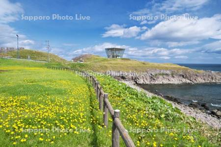日の出岬と日の出岬展望台ラ・ルーナとオホーツク海
