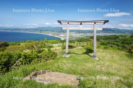 夷王山神社と内郷浜と上ノ国市街地