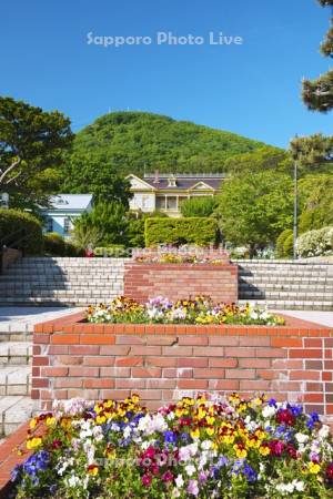 旧函館区公会堂と函館山と元町公園