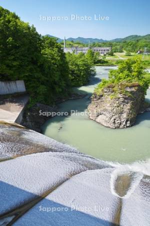 旧北炭清水沢火力発電所と清水沢ダム　夕張川