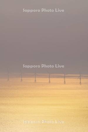 洋上風力発電と石狩湾の朝