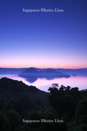 洞爺湖の朝と中島