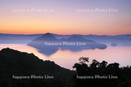 洞爺湖の朝と中島
