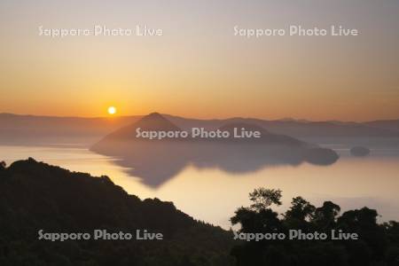 洞爺湖の日の出と中島