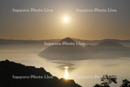 洞爺湖の日の出と中島