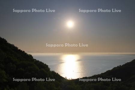 朝の洋上風力発電と石狩湾