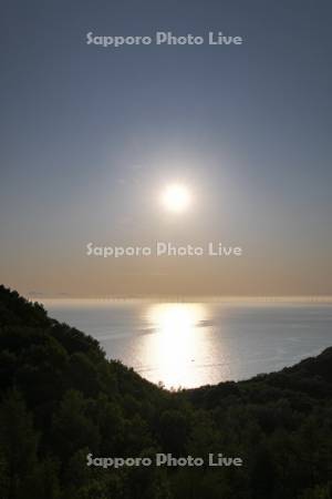 朝の洋上風力発電と石狩湾