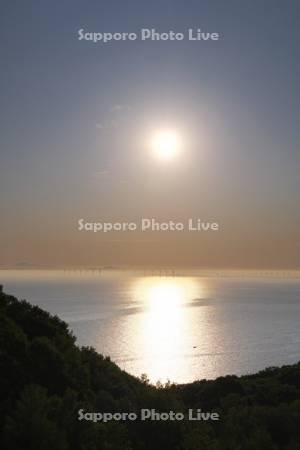 朝の洋上風力発電と石狩湾