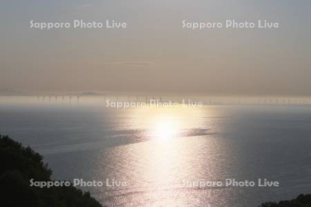 朝の洋上風力発電と石狩湾