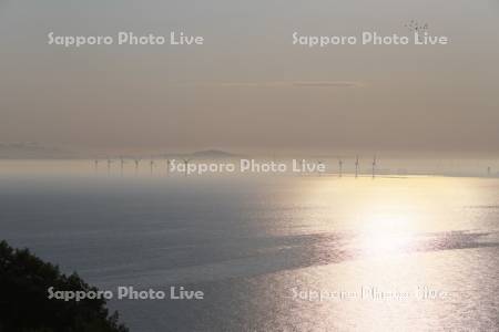 朝の洋上風力発電と石狩湾