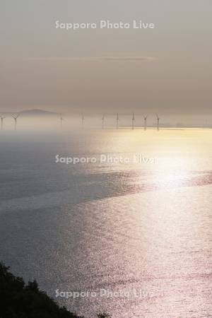 朝の洋上風力発電と石狩湾