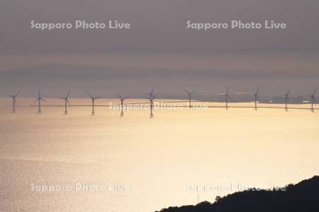 朝の洋上風力発電と石狩湾