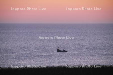 漁船と朝の海（オホーツク海）