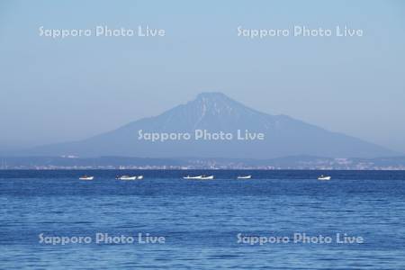 利尻島と漁船と宗谷湾