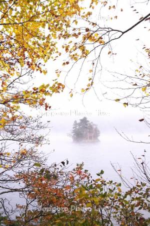 然別湖の朝霧と紅葉と弁天島