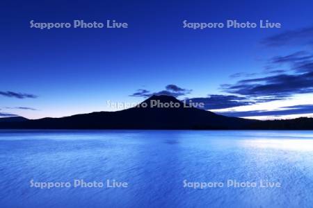 阿寒湖の朝と雄阿寒岳