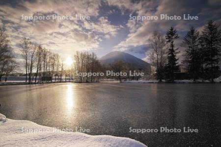 羊蹄山と羊蹄姿見池と日の出