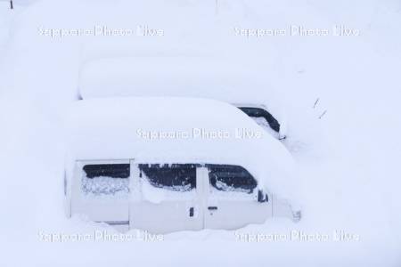 大雪で埋もれた車
