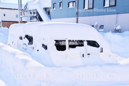 大雪で埋もれた車