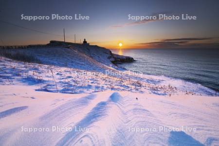 霧多布岬の日の出と湯沸岬灯台