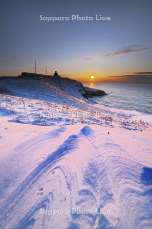 霧多布岬の日の出と湯沸岬灯台