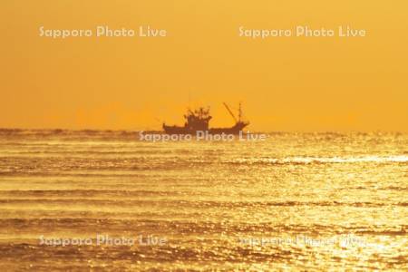 朝の漁船と太平洋