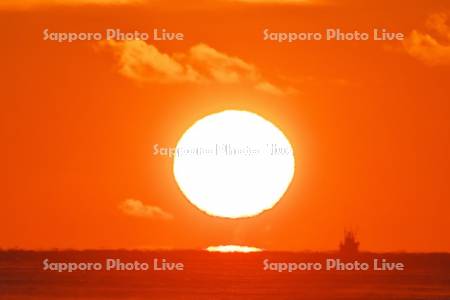 日の出と太平洋と漁船