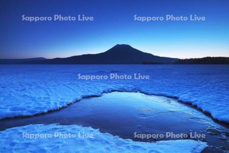 阿寒湖の朝と雄阿寒岳