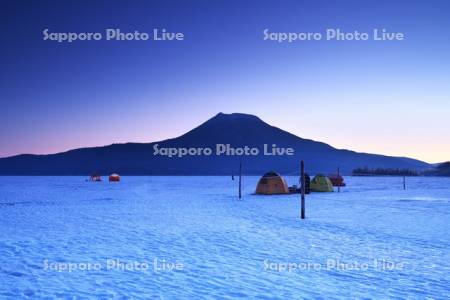 阿寒湖の朝と雄阿寒岳とワカサギ釣り