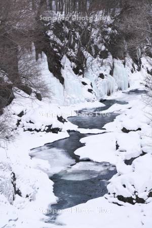 滝上渓谷（錦仙峡）の氷瀑と渚滑川