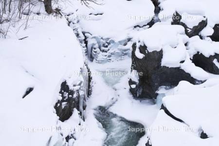 滝上渓谷（錦仙峡）の氷瀑と渚滑川
